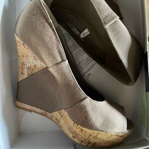 Peep toe wedges